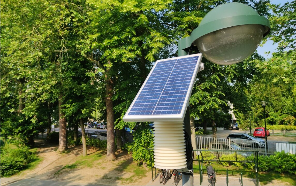 One of Airscan's air quality measuring devices. This device runs on solar electricity and measures a city's air pollution.
